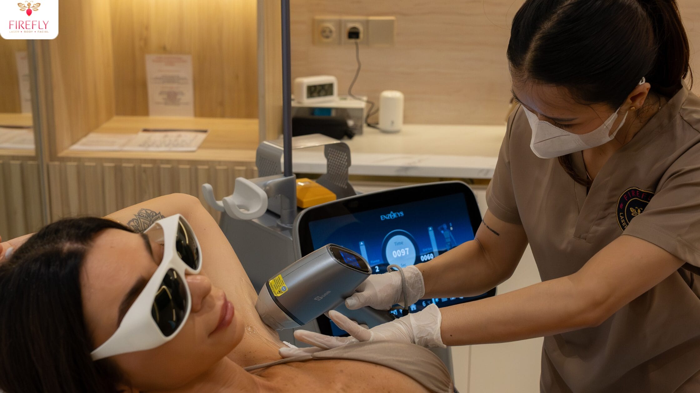 Enzoeys Titanium Liftoning triple wavelength diode laser machine used at Firefly Bali