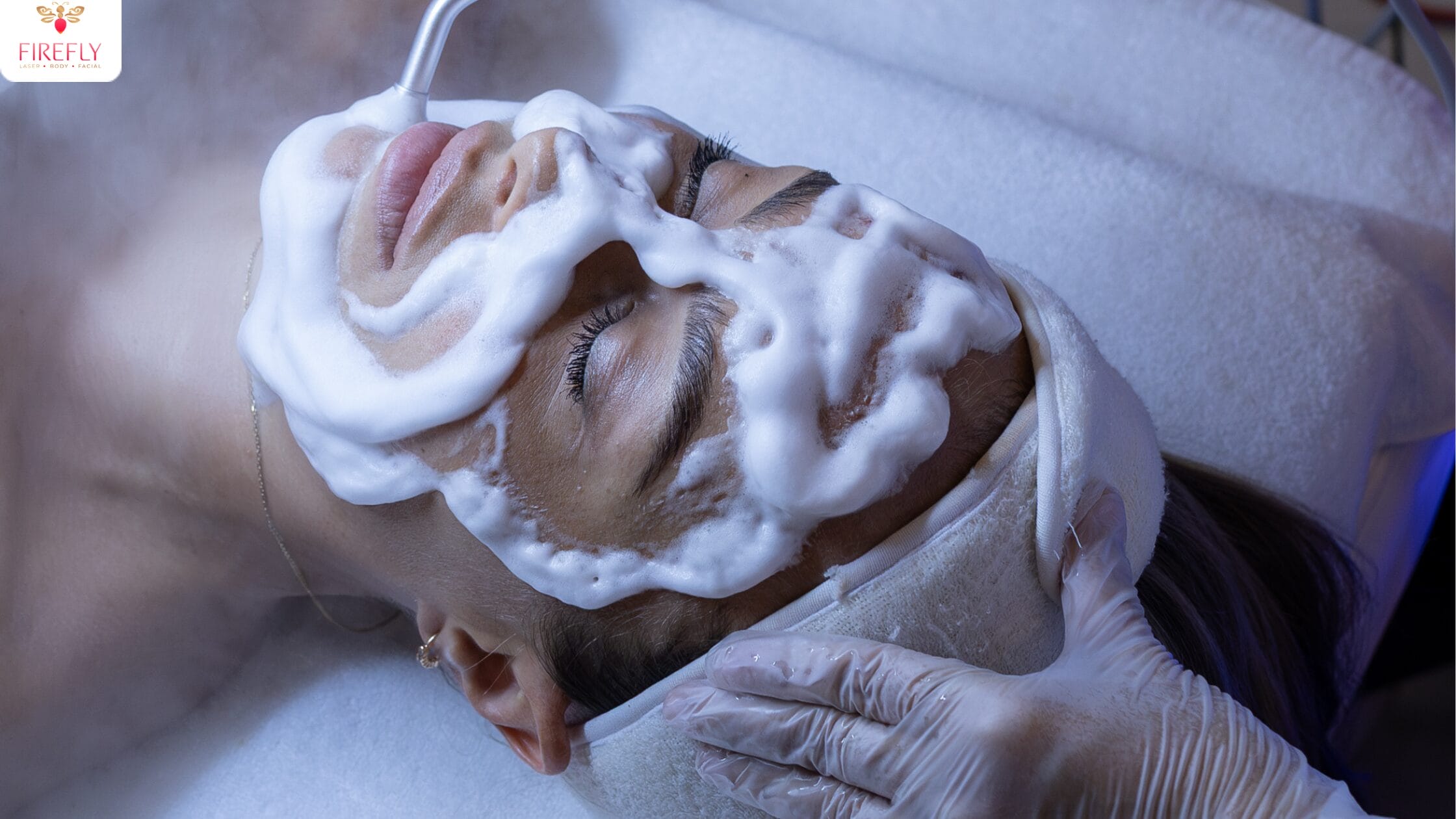Step-by-step HydraFacial process including cleansing, dermabrasion, extractions, and serum infusion.
